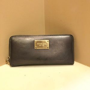 Michael Kors Zipper Wallet